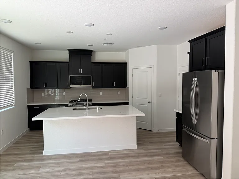 1091 Telford St — Photo 15