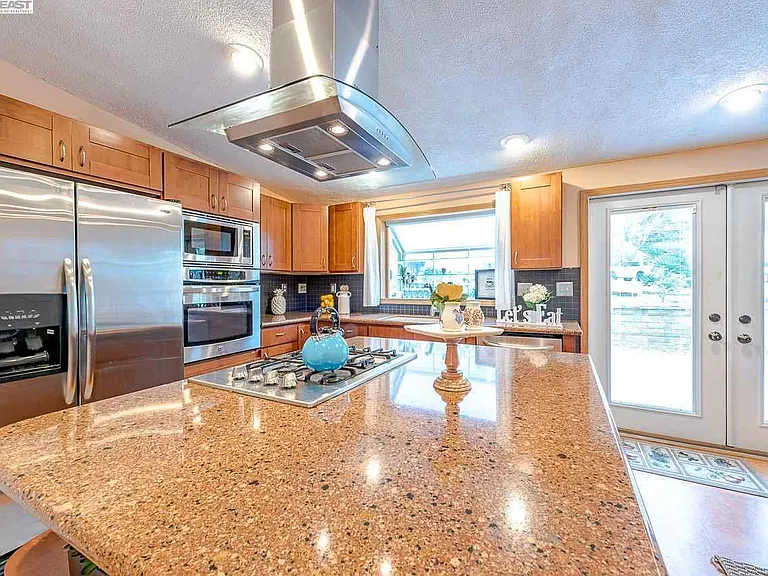 Kitchen island with cooktop range