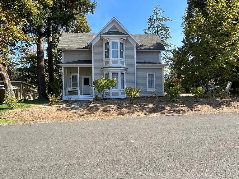 325 NW Pine St — Photo 2