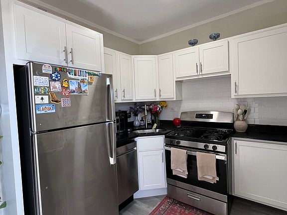 4th image of 3223 N Lakewood Ave