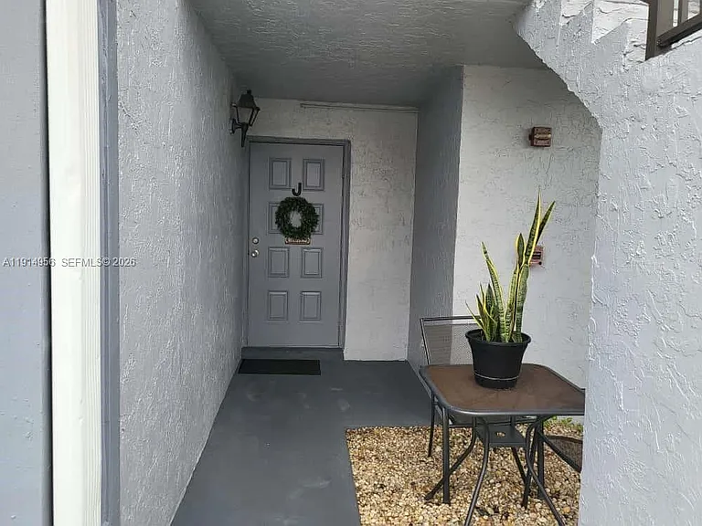 960 N Franklin Ave — Photo 32
