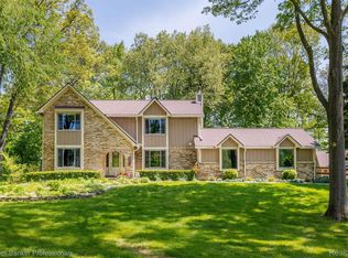 4862 Juniper Dr, Commerce Township, MI 48382