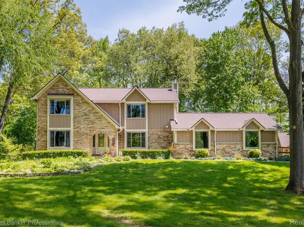4862 Juniper Dr, Commerce Township, MI 48382
