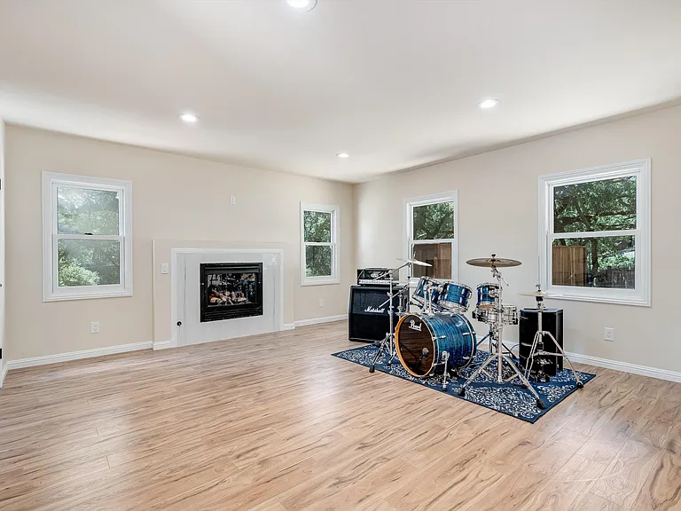 9342 Chalk Hill Rd — Photo 18