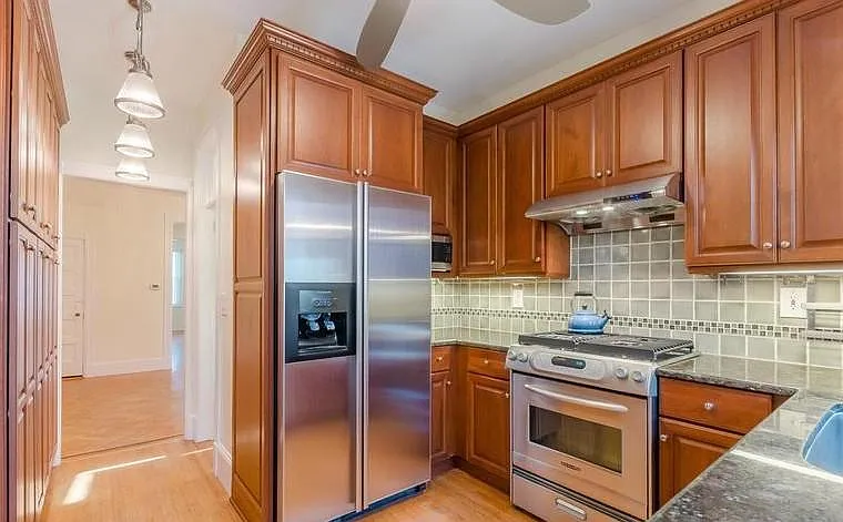 3 bed, 2.5 bath, 1800 sqft, $4,650 — Photo 2