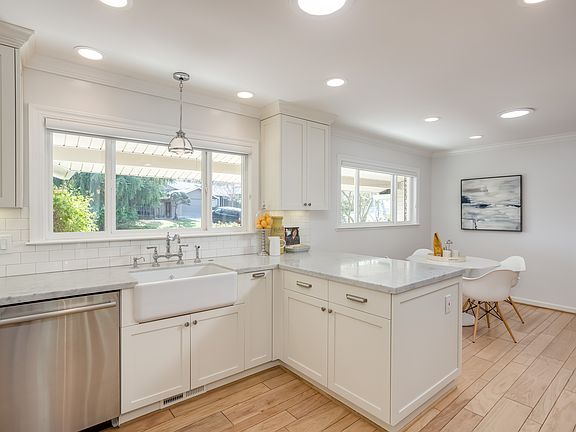 4th image of 975 Yorkshire Dr