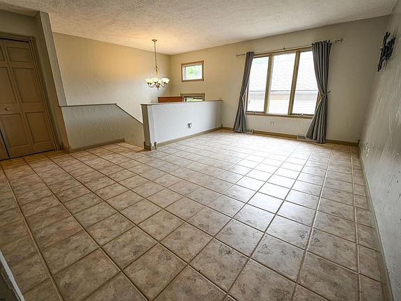 3rd image of 19 Oak Ct