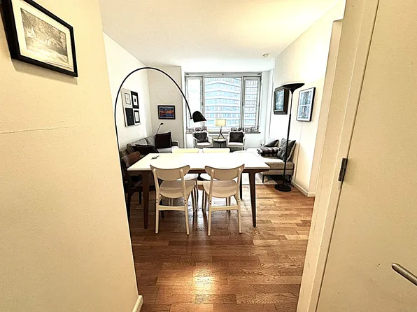 635 West 42nd Street image 4 of 26