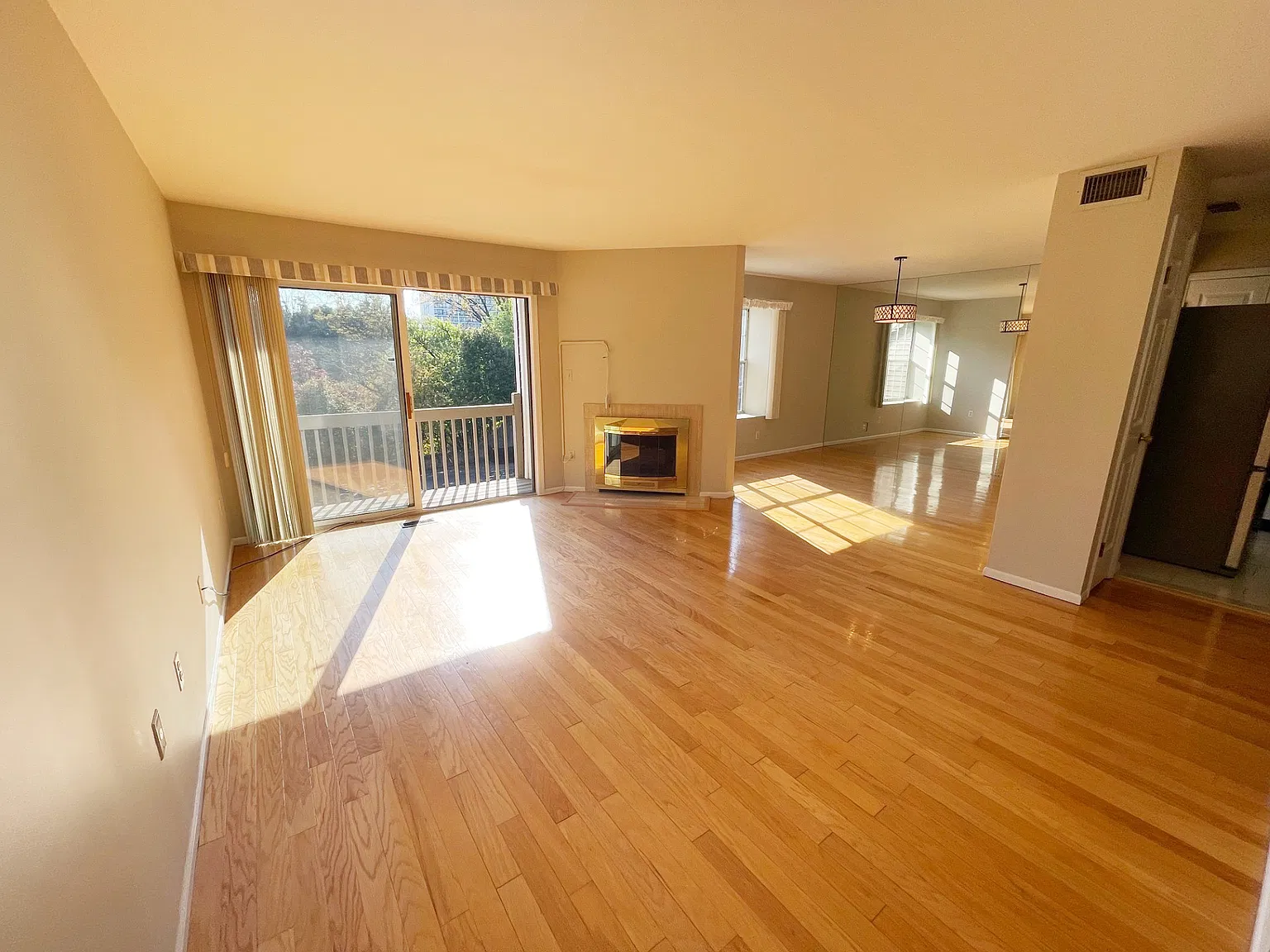 2 bed, 2.5 bath, 1274 sqft, $3,100 — Photo 3