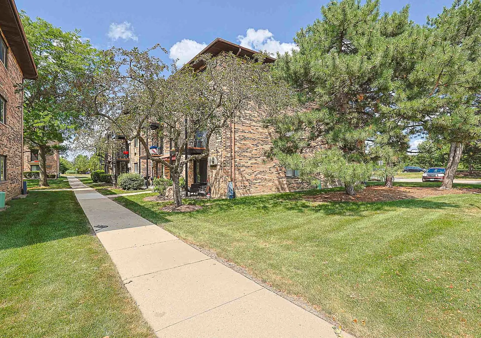 2 bed, 1.5 bath, 845 sqft, $1,750 — Photo 2