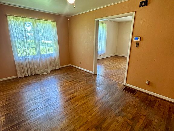 3rd image of 607 W Elm St