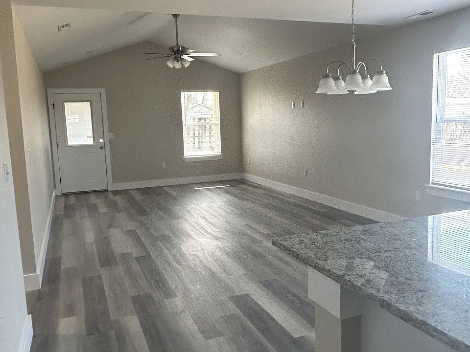 1st image of 121 E Poplar St