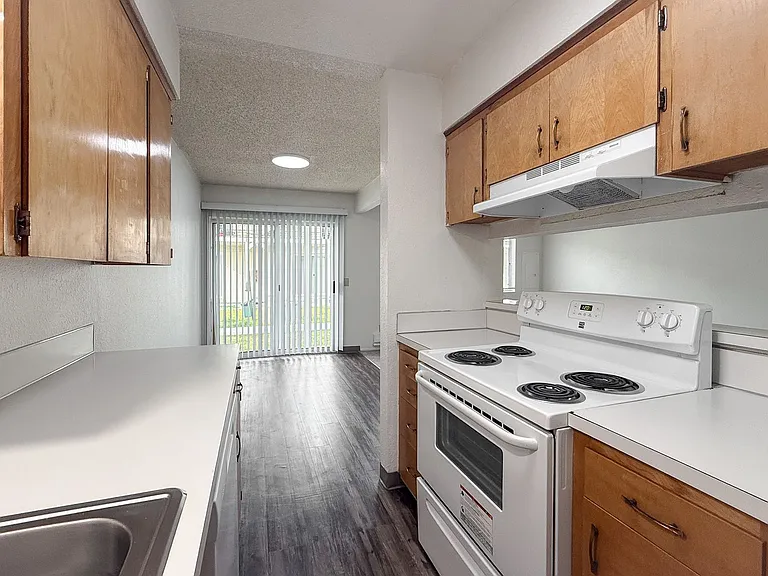 Kathy-Ann Apartments — Photo 8