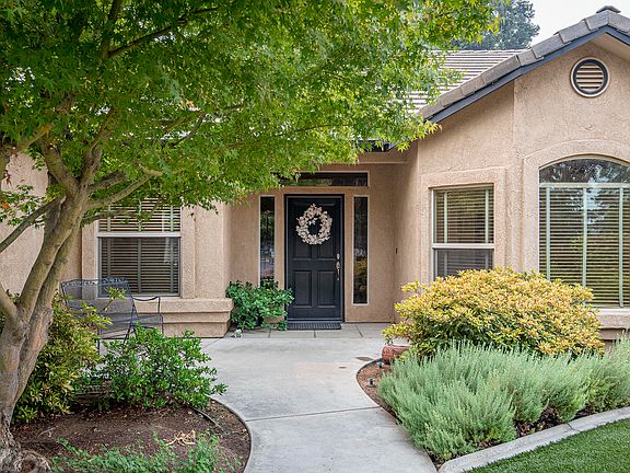 4th image of 3303 E Paradise Ave