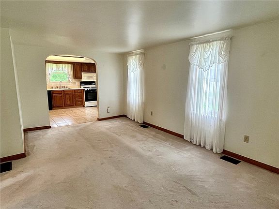 4th image of 252 Papermill Ave