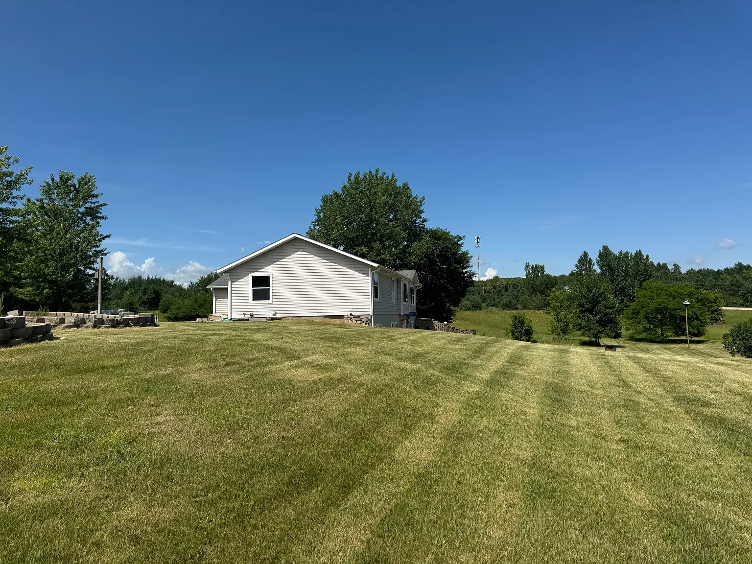 6 bed, 3584 sqft, $2,950 — Photo 2