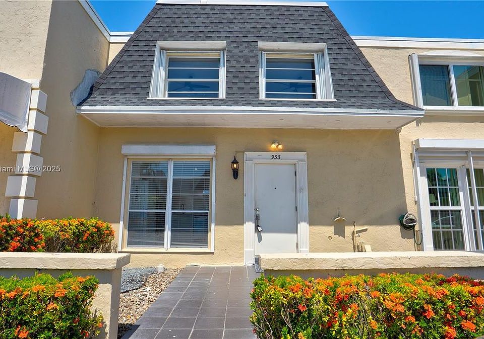 1st image of 933 NE 24th Ave #Townhouse