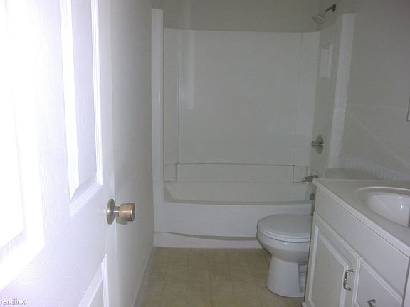 402 B Redbud Full Bath (2)