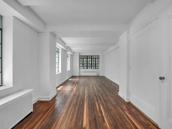 320 East 42nd Street 418 image 2 of 9