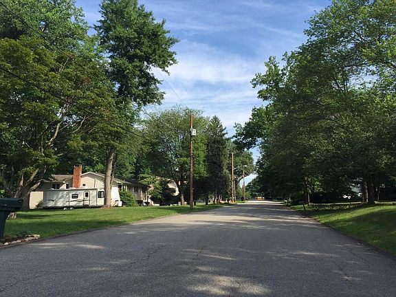 5th image of 55 Laura Dr
