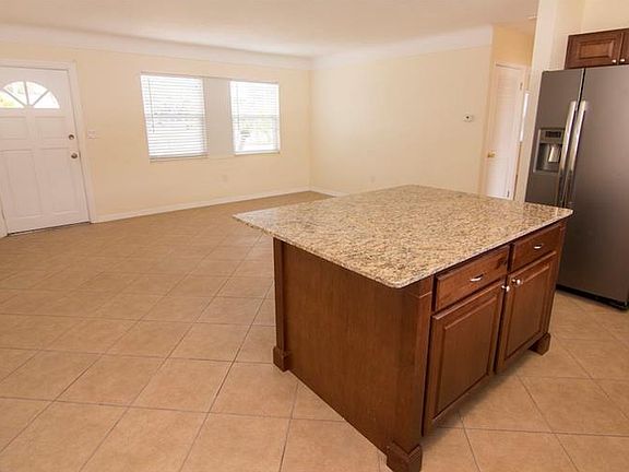 4th image of 4884 Lake Charles Dr N