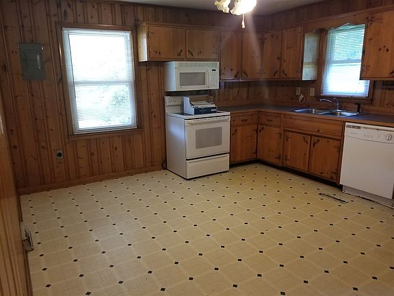 4th image of 136 College Hts