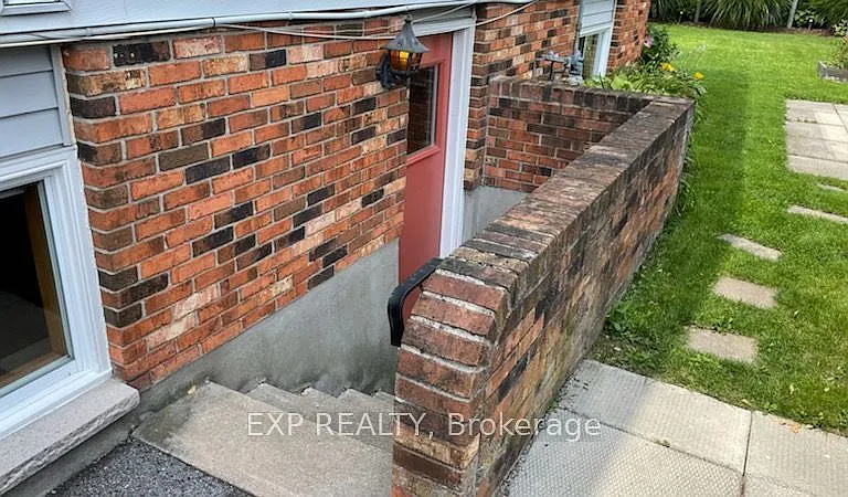 64 Chapel Hill Cres #LOWER — Photo 17