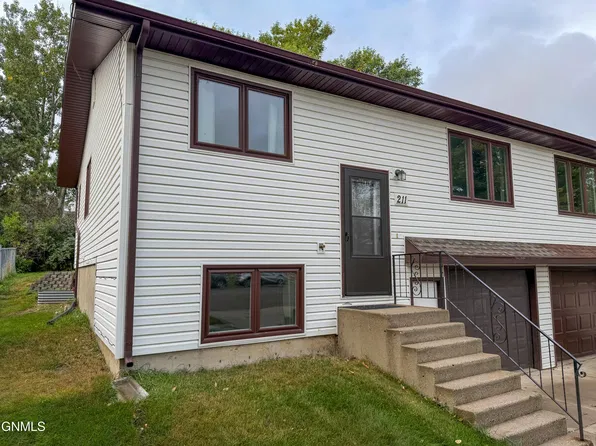211 14th St NE, Mandan, ND 58554
