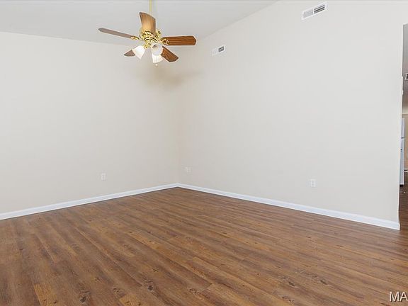5th image of 131 Green Gables Dr