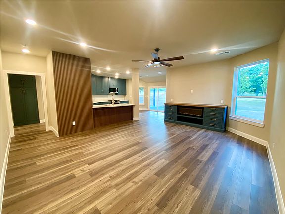 4th image of 4855 Woodlawn Rd