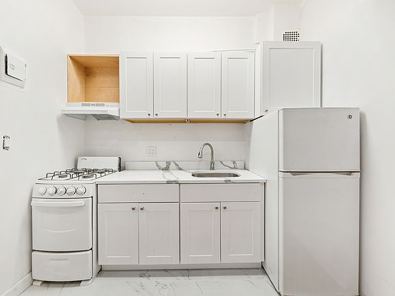 3rd image of 330 W 85th St APT 4G