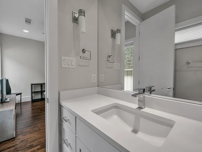 1427 Hubert St — Photo 25