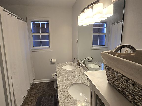 5th image of 210 Elmwood Dr
