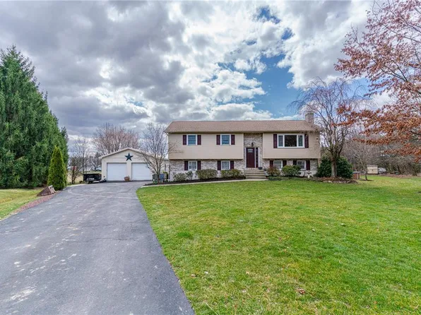 2704 Windswept Ln, Bath, PA 18014