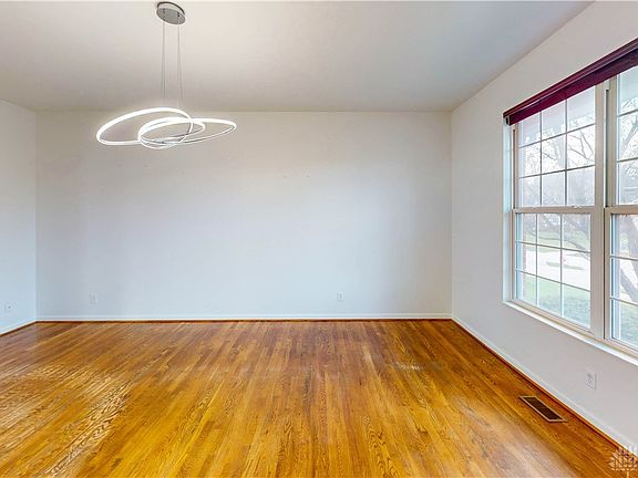 5th image of 40 Millbrook Ct