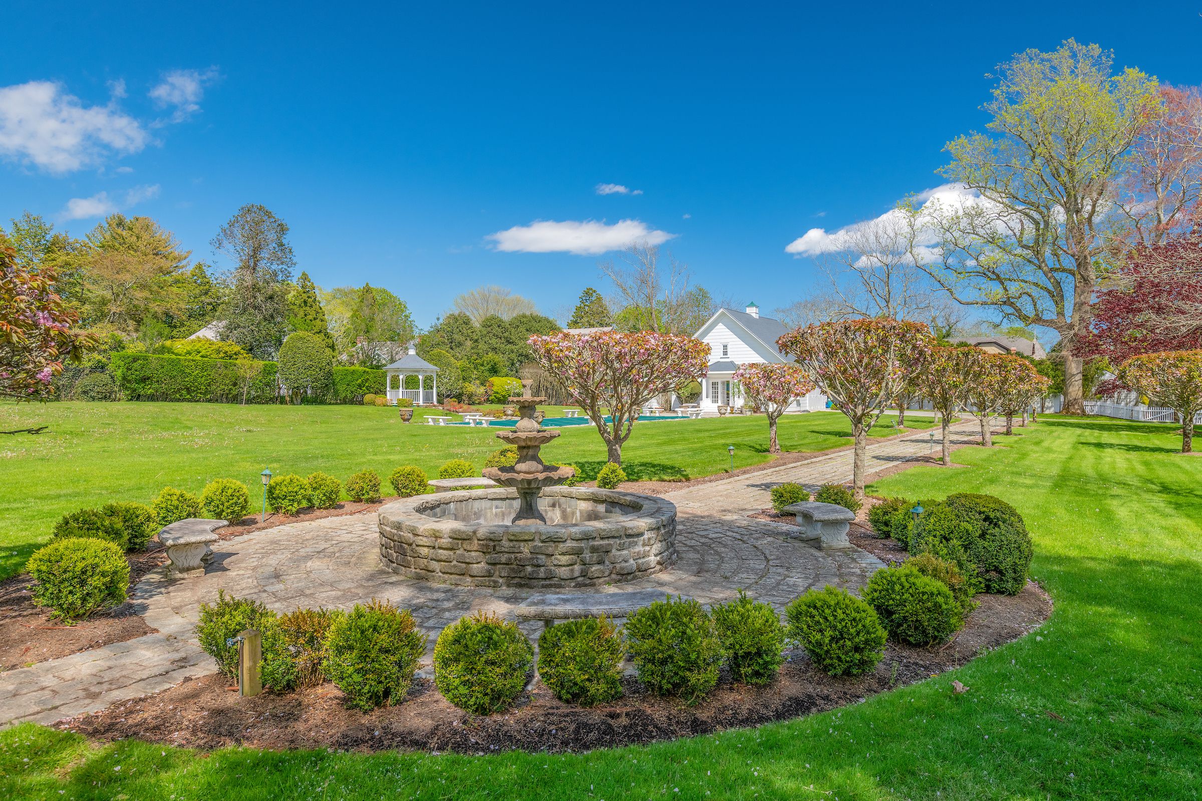 6 Woods Ln, East Hampton, NY 11937 Out East