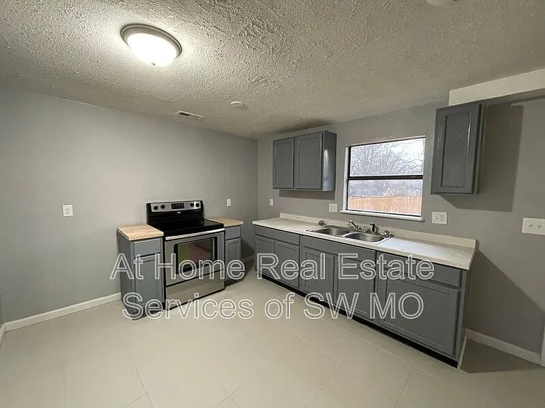 2826 W Olive St — Photo 4