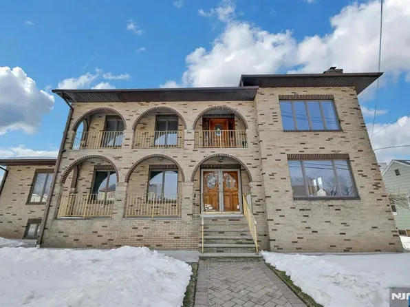 34 Locust St, Elmwood Park, NJ 07407