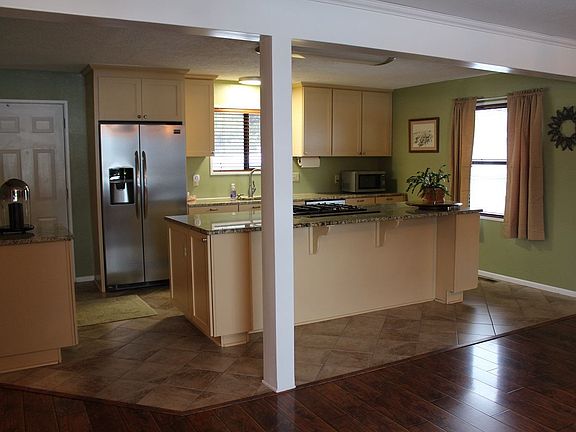 4th image of 154 Logan St