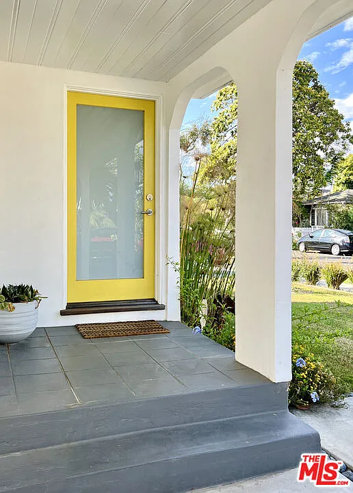 2 bed, 1.0 bath, 1174 sqft, $6,200 — Photo 2
