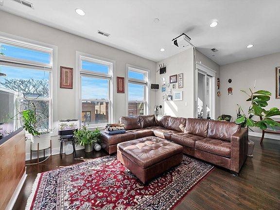 5th image of 907 N Damen Ave #4