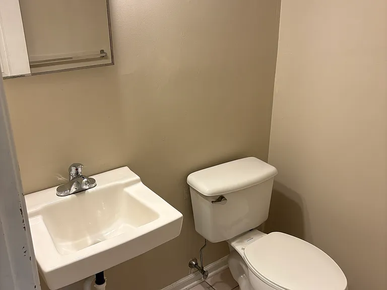 323 Milford Ct — Photo 13