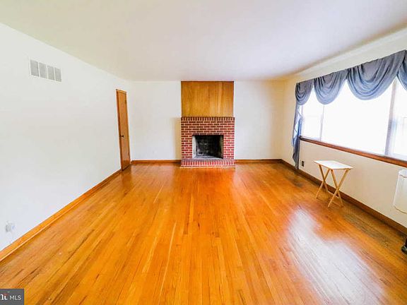 3rd image of 34 Lincoln Pkwy