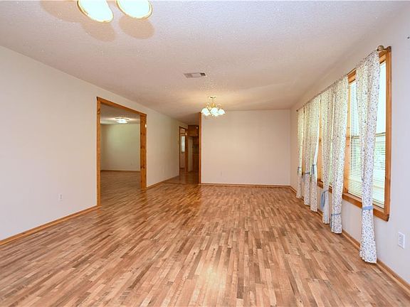 4th image of 37527 Pine Street Ext
