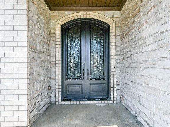 5th image of 9700 Oak Heights Dr