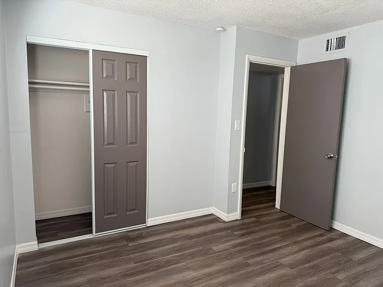 Manatee Bay Apartments — Photo 56