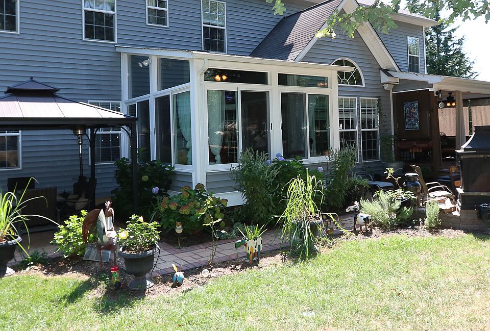 Lots of entertaining space!!