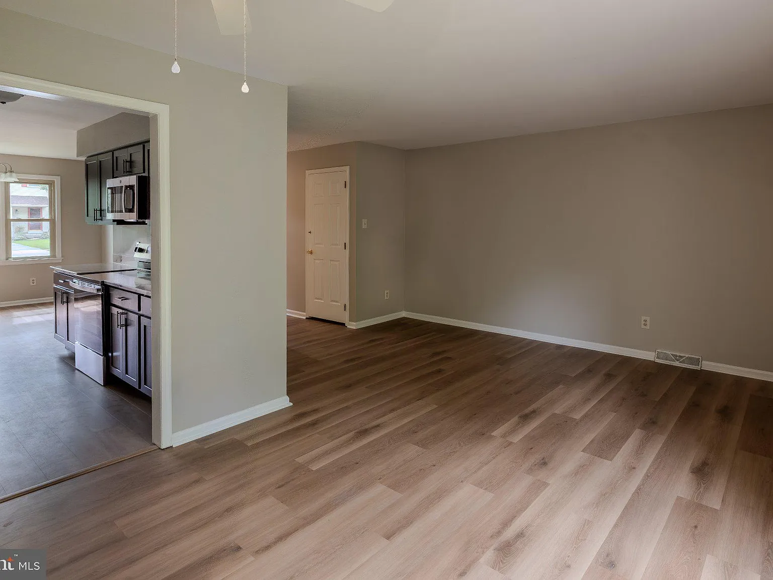 3 bed, 2.5 bath, 1371 sqft, $2,400 — Photo 3