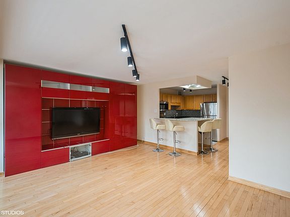 3rd image of 211 E Ohio St APT 1925
