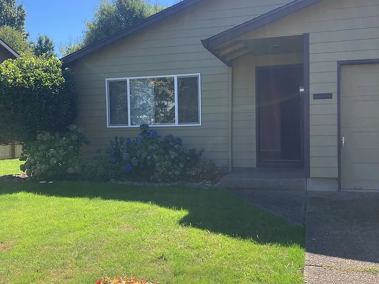 1590 SW Harbor Dr — Photo 1